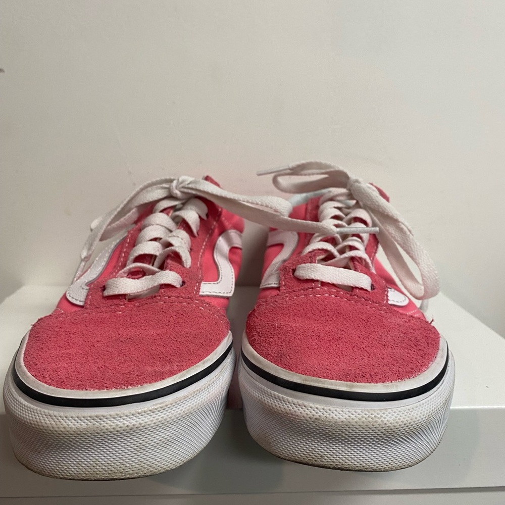 Womens low top Pink Vans.